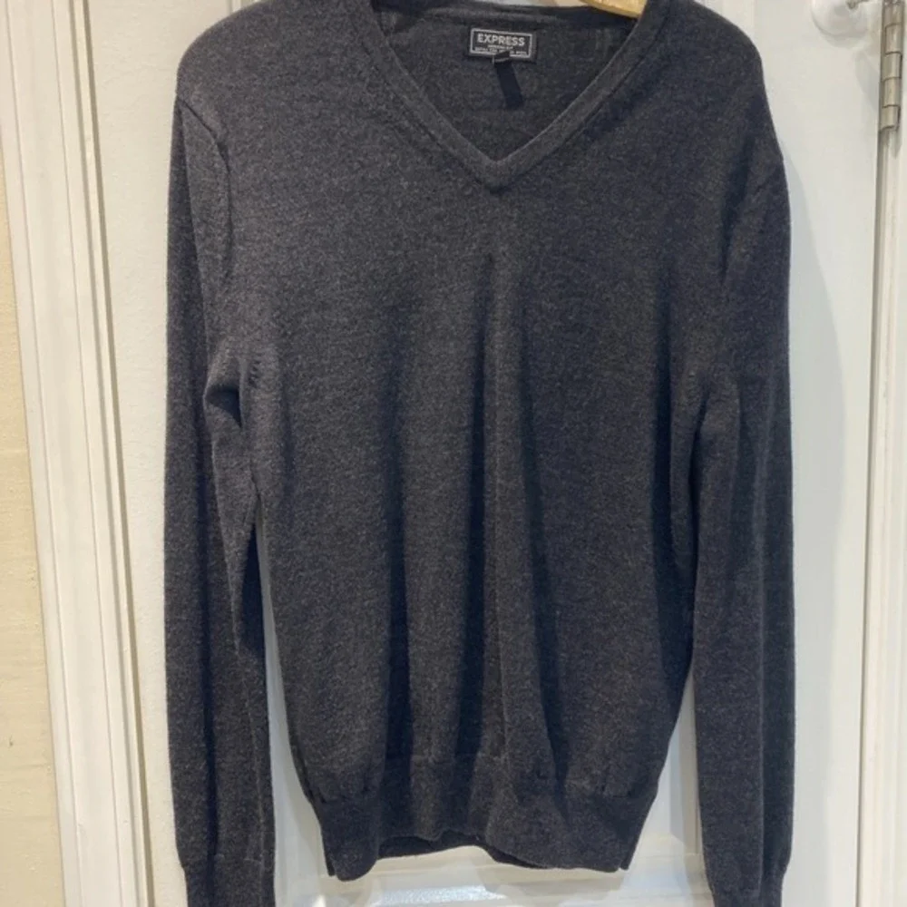 Express dark gray merino wool v-neck long sleeve sweater - medium            812